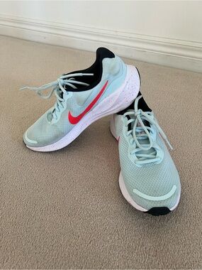 Nike Women’s Mint Green Running Sneakers with Coral Swoosh size 8.5